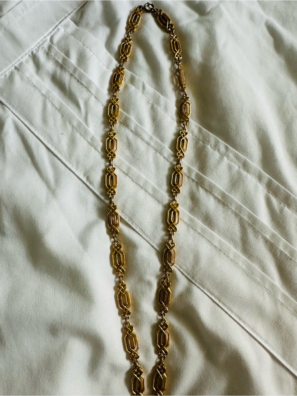 Vintage Crown Trifari Elegant Gold-Tone Pendant Necklace with Three Tassels - Picture 5 of 5